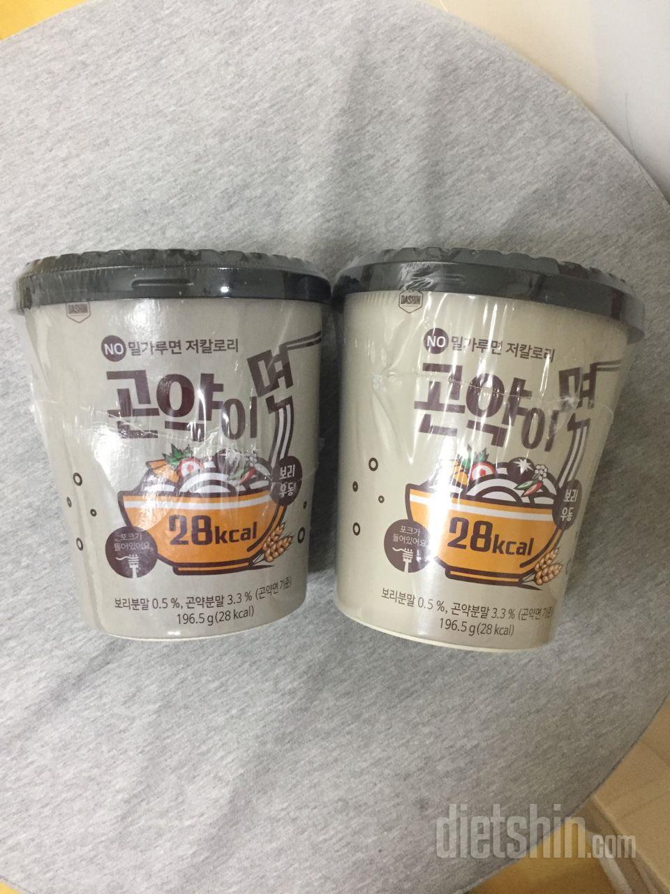 우동이 하나 터져서 왔어요. 
박스가