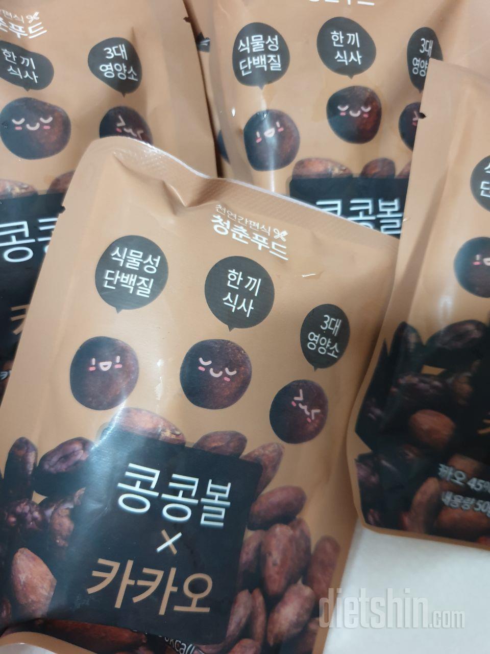 플레인 요거트에 퐁당퐁당 담가 먹는데