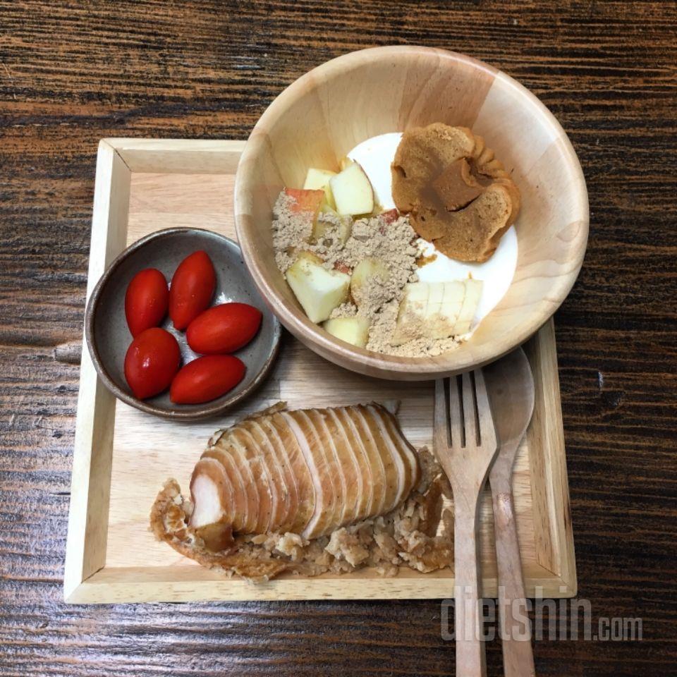 오늘 아침으로 
닭가슴살 현미누룽지