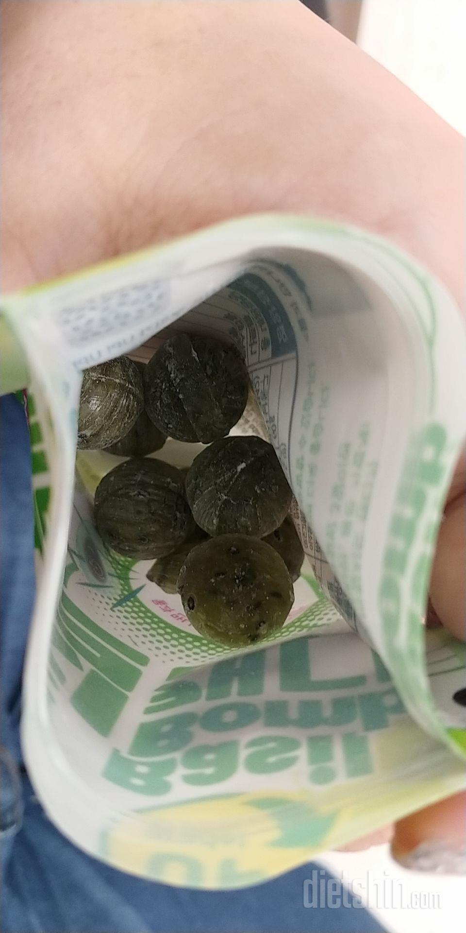 솔직히 배가 부르진 않아요
청포도 맛
