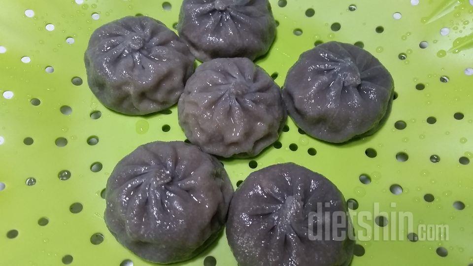 아직 김치는 못 먹었는데 닭가슴살 만