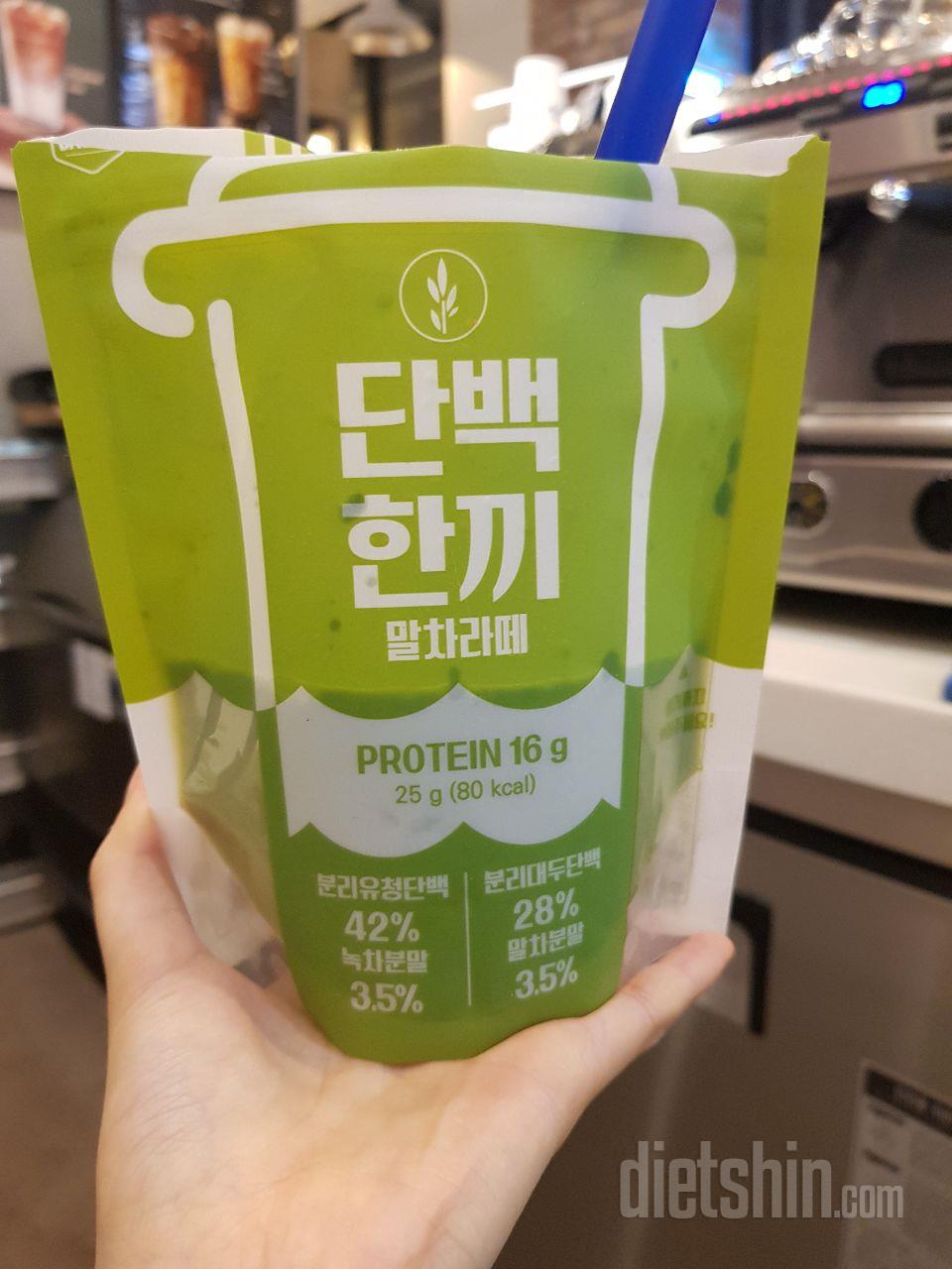 저는 아몬드 브리즈도 같이 사서 넣어