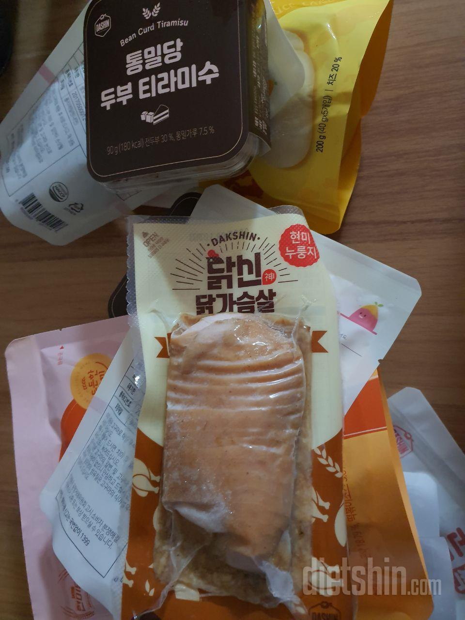 두부티라미수 기대되요
치즈떡은 맛있는