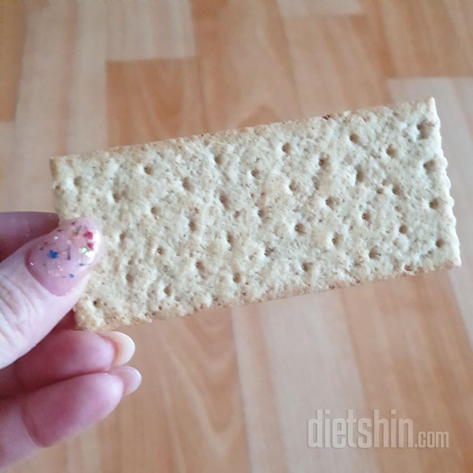 고소하니 맛나요
비닐에 6개씩 포장되