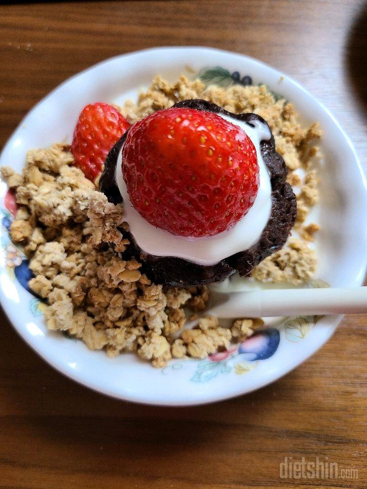 과일이랑.그로넬라랑 먹으면 얼마나 맛있게요?