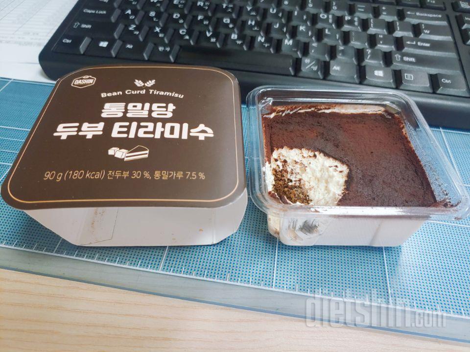 맛있어요 ㅠㅠ 일반 티라미수보다 반절