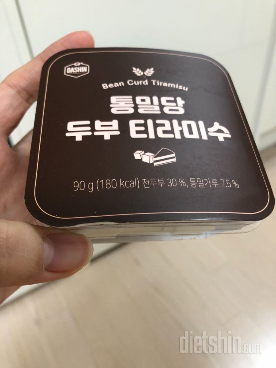 두부티라미수는 두유맛이 좀 강하지만