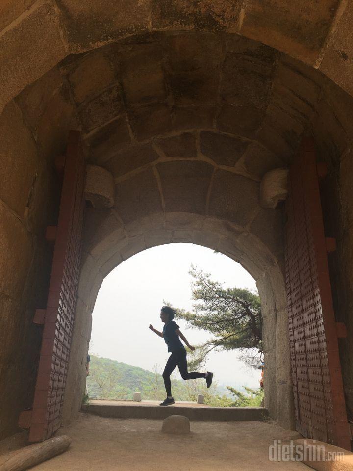 코로나 사태로 대학원 수업도 온라인. 해외 컨설턴트 업무도 무기한 연기로 방콕 생활한지도 한달이 넘었네요ㅜ 활동량이 적다보니 확찐자 되겠다싶어 다시 식단 조절과 마스크끼고 3~4K조깅을 하고 있습니다. 출출할때마다 생각나는 자극적인 간식들ㅜ 대신 달짝고구마 말랭이 먹으며 지내고 싶네요. 인스타 아이디:yanotta