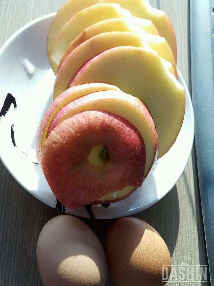 아침 ㅡ 사과.달걀