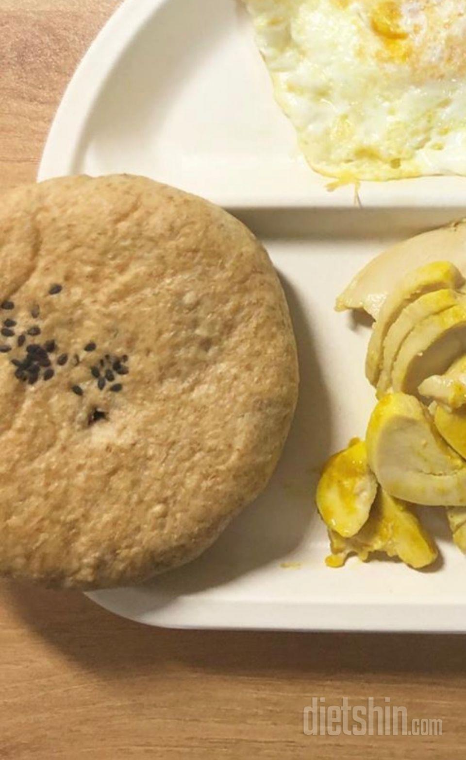 식단이랑 같이 먹었는데 와 팥빵 진짜