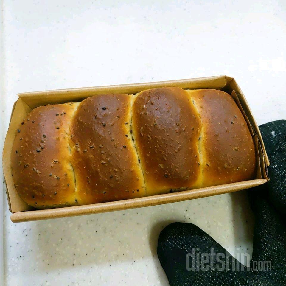 곤약빵믹스로 만든 바질식빵으로 오픈샌드위치