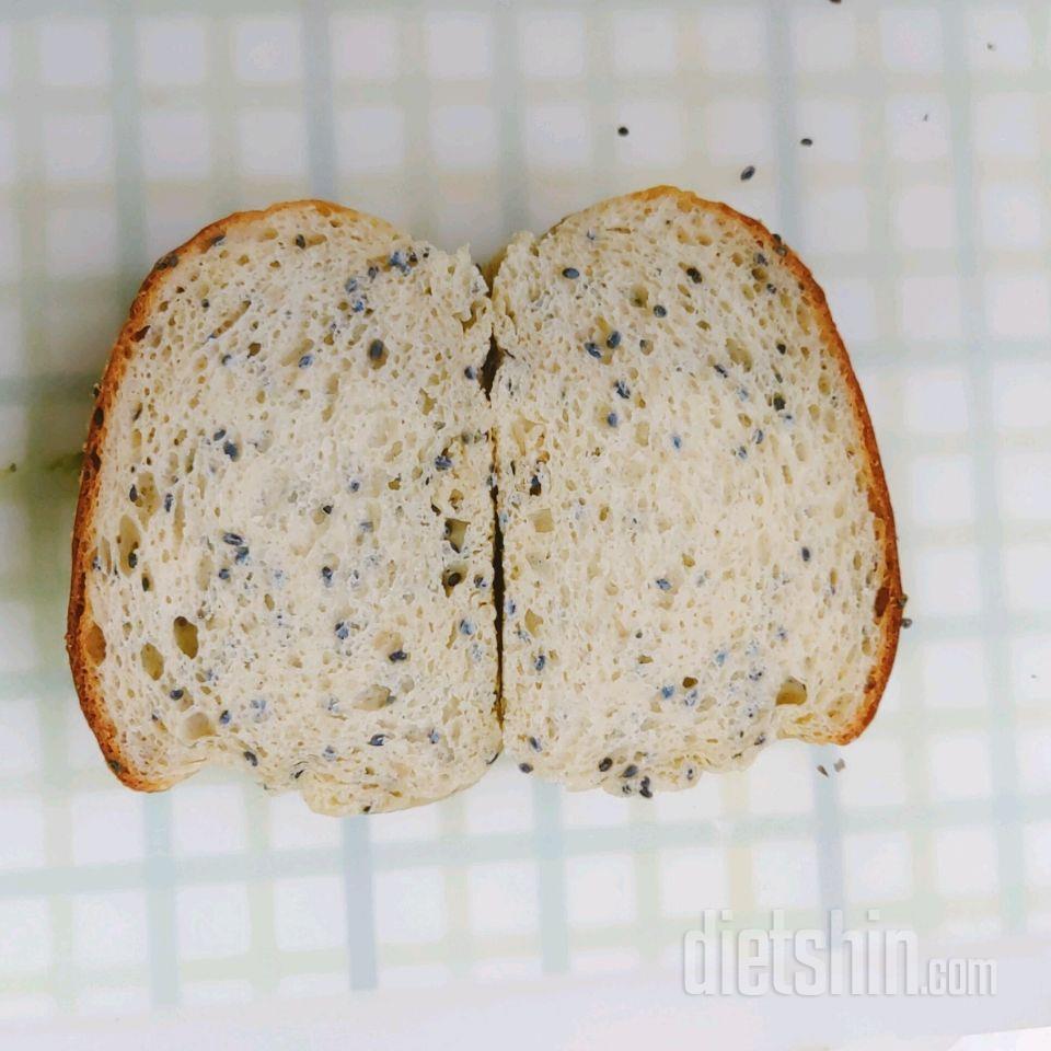 곤약빵믹스로 만든 바질식빵으로 오픈샌드위치