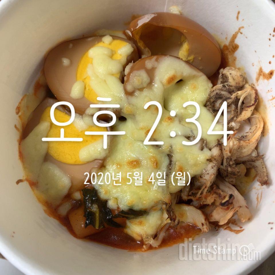 저는 떡볶이에 스리라차소스도 조금 더