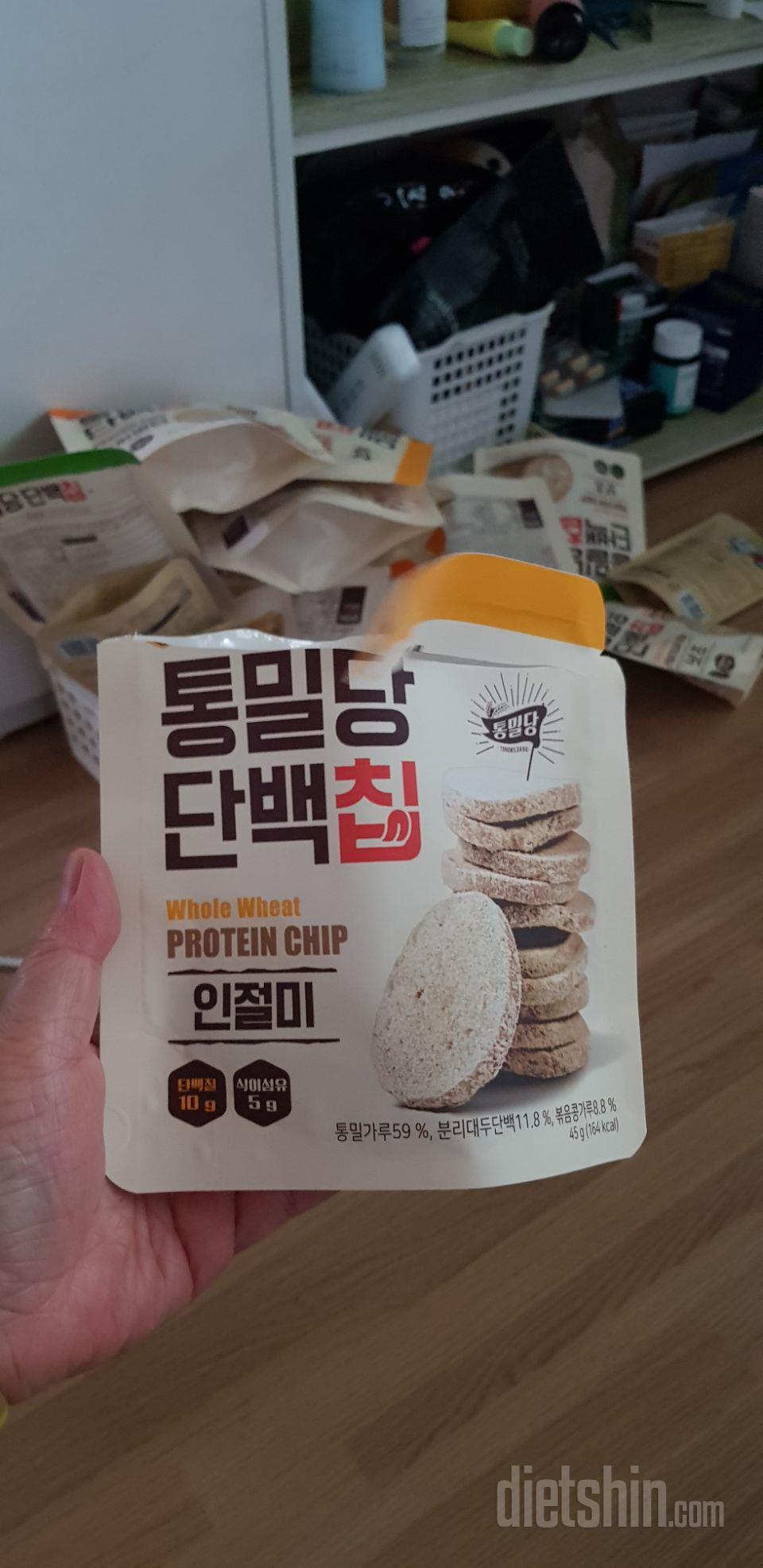오자마자뜯었네요
과자는좋아하고
다이어