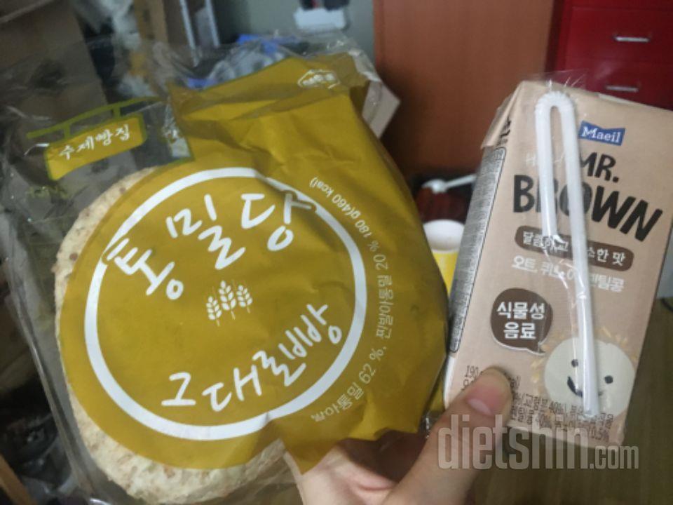 그냥 통밀빵은 정말 별로 맛이 안나네