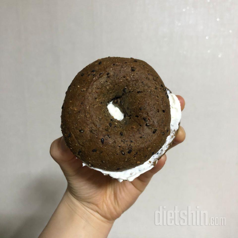 흑임자빵 그릭요거트 발라서 먹었는데