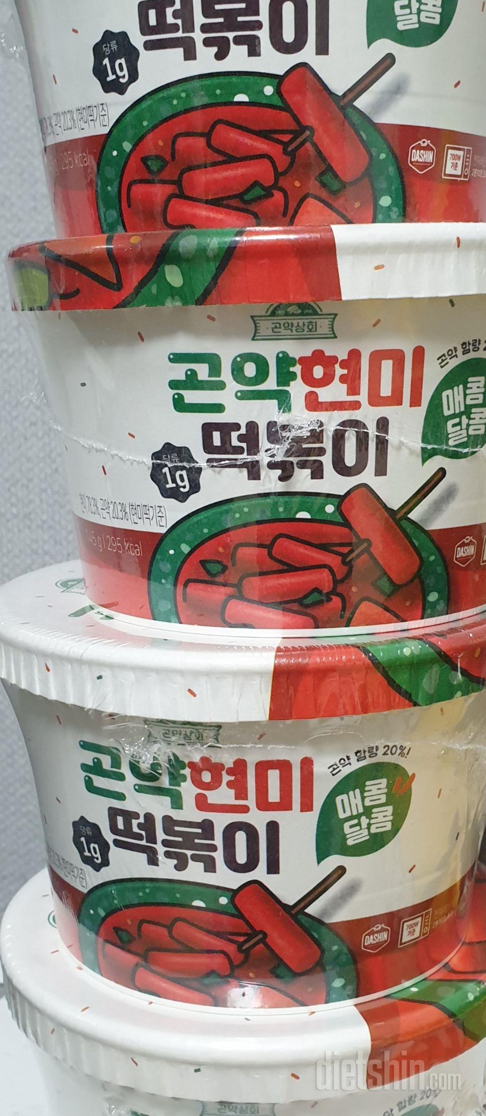 떡볶이로 집 천장까지 탑을 쌓고 싶습