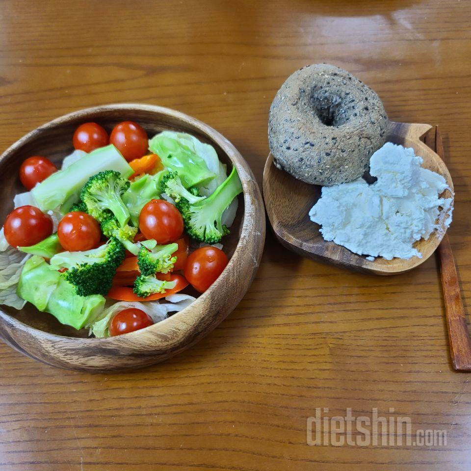 흑임자빵 고소하고 맛있어요
그릭요거트