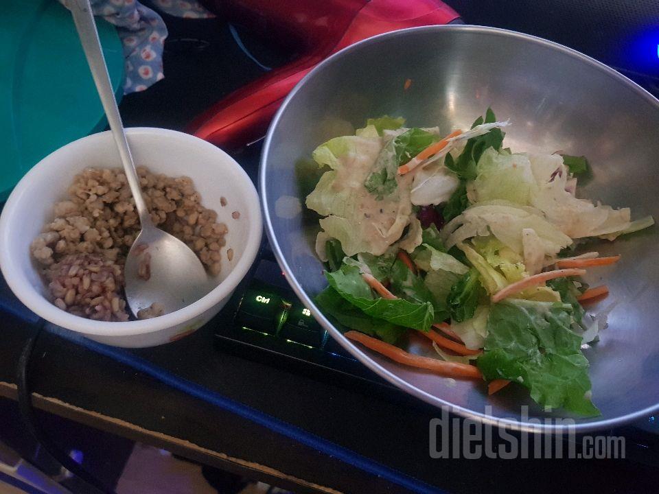 현미밥, 돼지고기볶음에 샐러드 많이!! 처마 드레싱은 포기 못하겠네요 ㅜㅠ