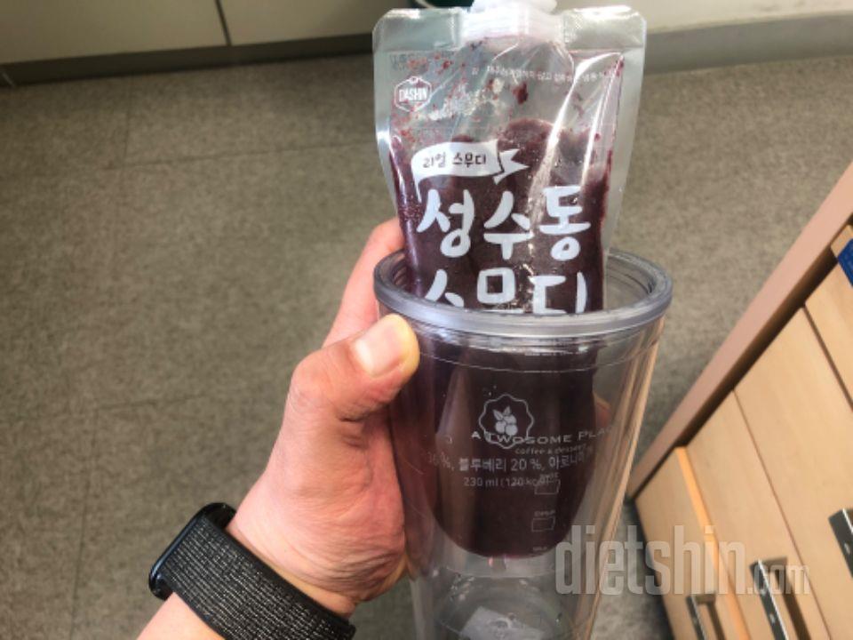 깔끔하게 포장되어 가지고다니기도 편하