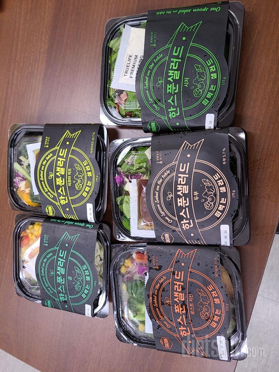 샐러드 종류가 다양하고 소스의 맛이나