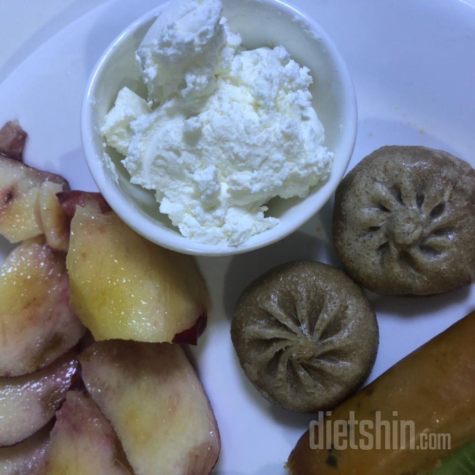 맛있어요. 일반 만두에비해 피가 좀