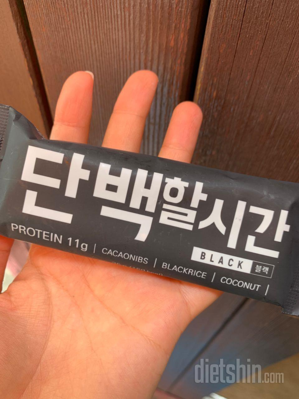 화이트 보단 블랙이 마싯어서 이번에