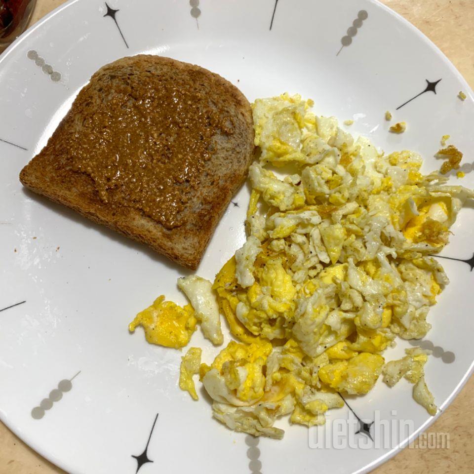 맛있습니다 통밀빵 특유의 신맛이 느껴