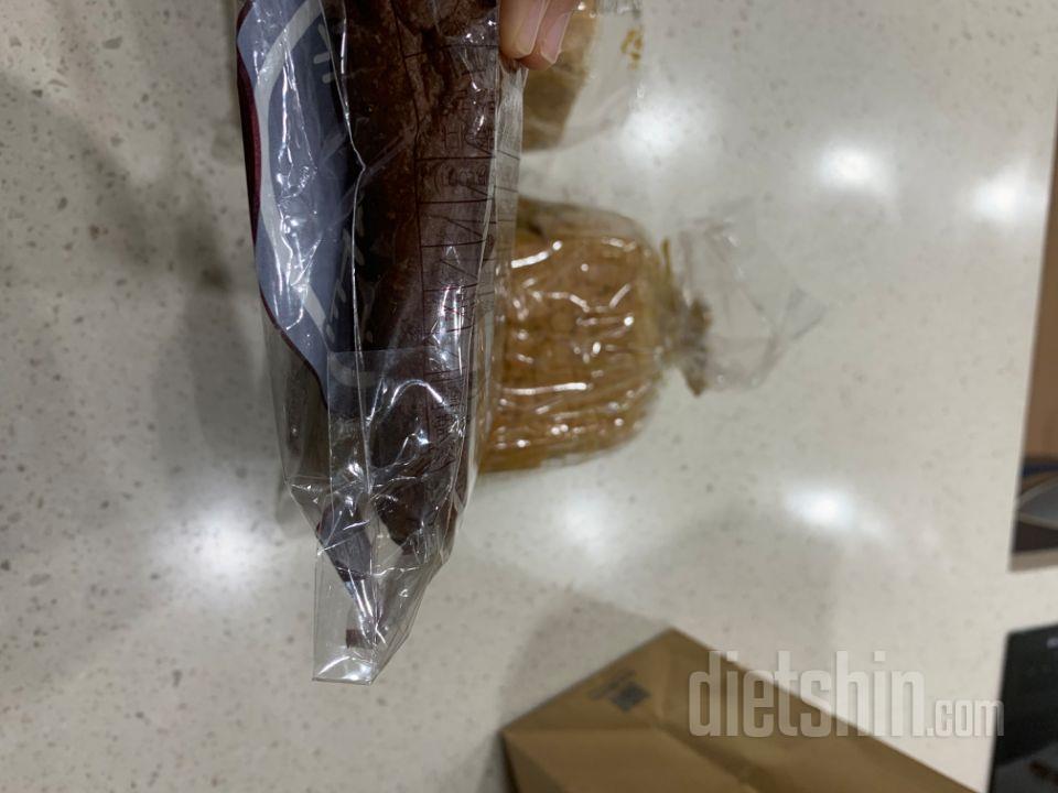 나에.. 소중한 초코빵이 찌그러 져서