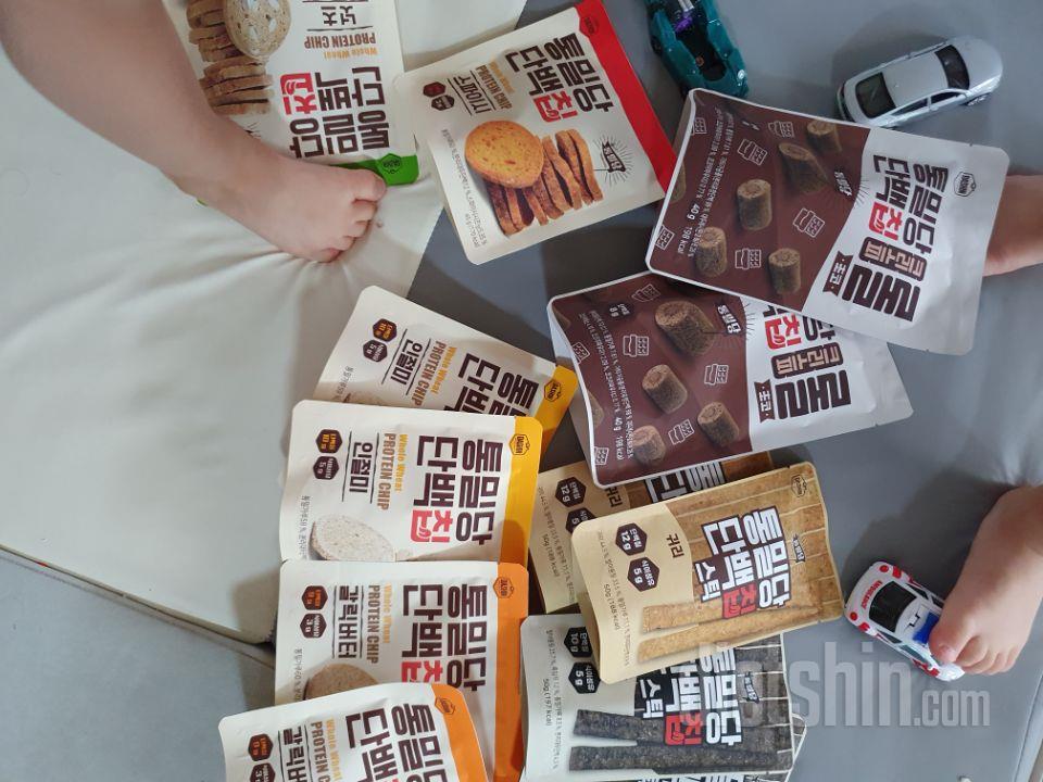 오랜만에 간식쟁였어요.
새로운 맛들
