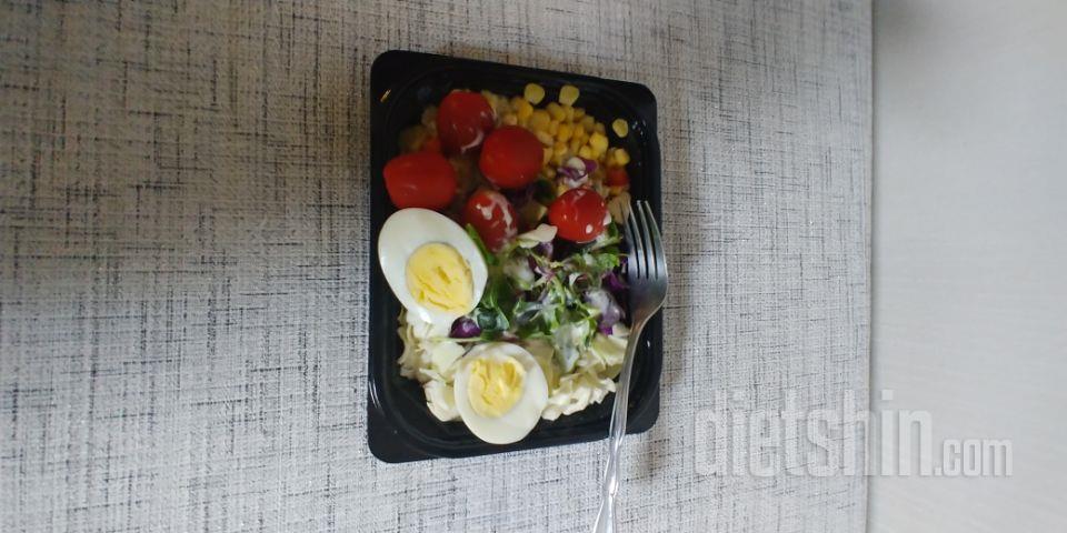 샐러드 맛있네요. 달걀과 방토 더 넣