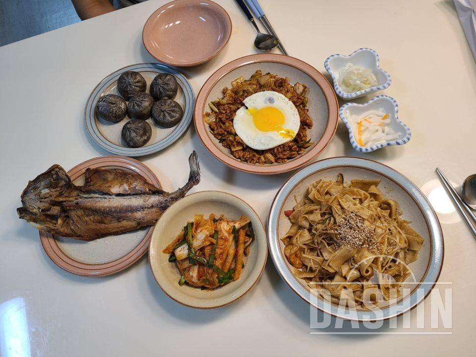 통밀피라서 맛이 특이한데 먹고나니 속