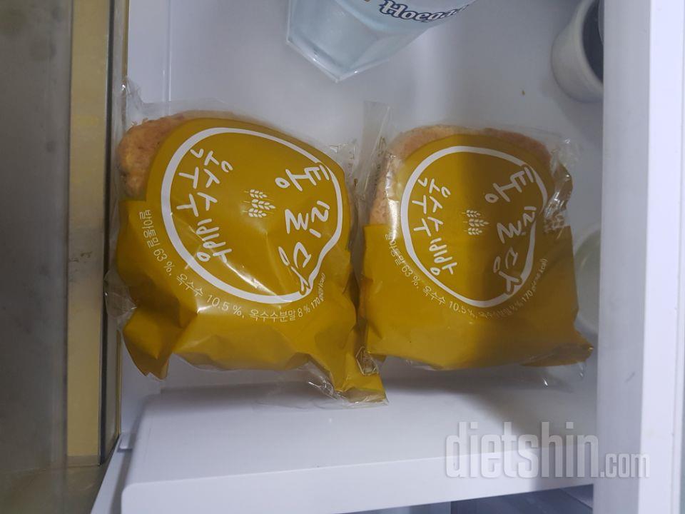 통밀빵인데 너무 맛있어요 옥수수빵이