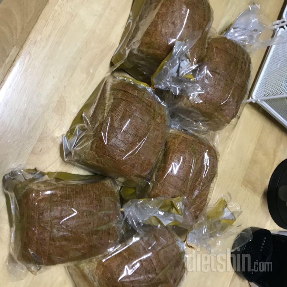 크기가 좀 작긴 하지만 통밀이라 좋구