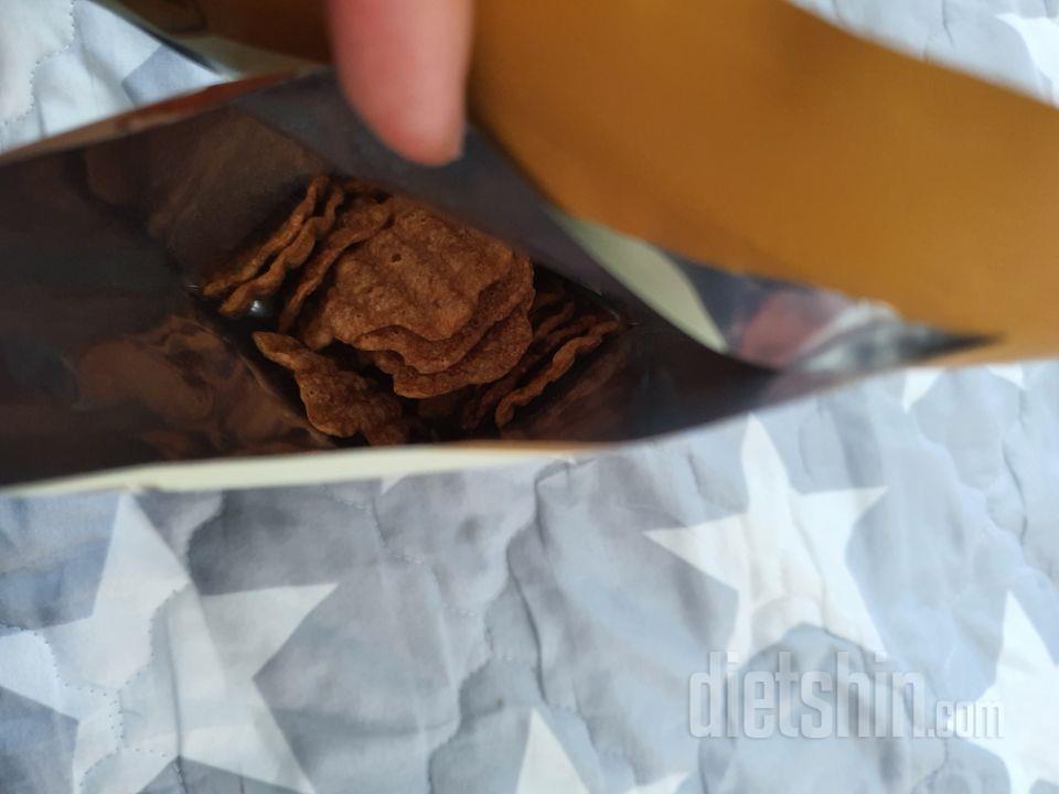 짭잘 바삭한 맛있는 과자에요ㅎㅎ꾸이꾸