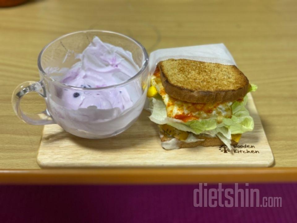 잼 발라서 샌드위치 만들어 먹으면 맛