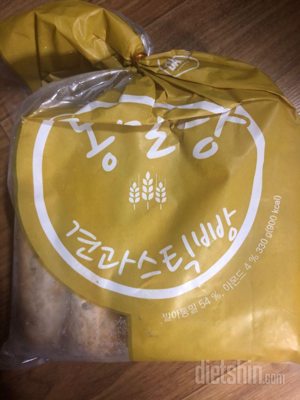 서브웨이 빵 정도 크기로 생각했는데