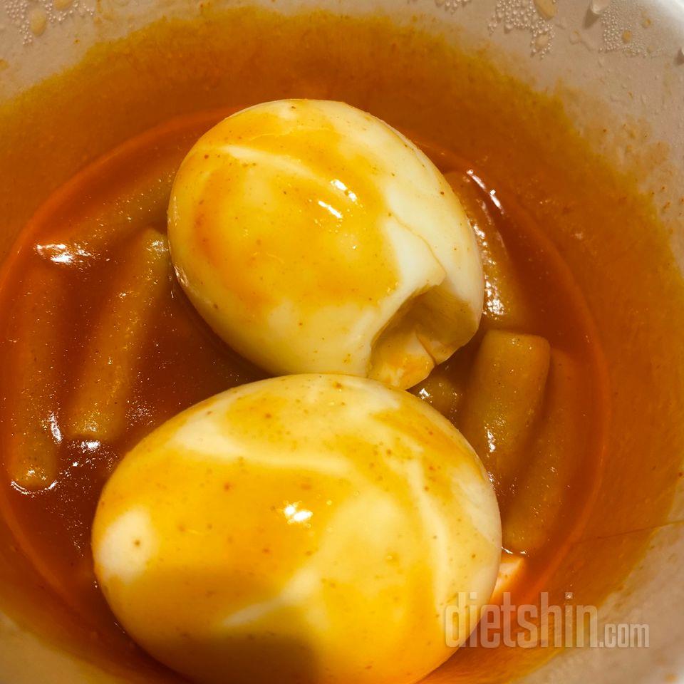 떡볶이에 달걀 넣어먹으면 천국입니다