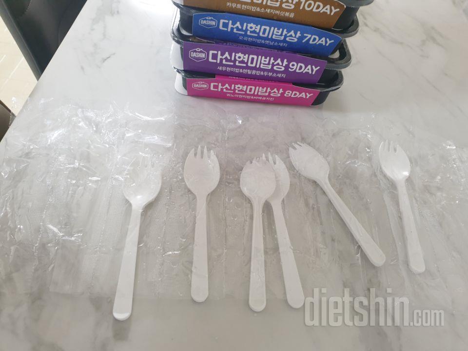 숟가락 포장 상태하며 몇개는 없고;;