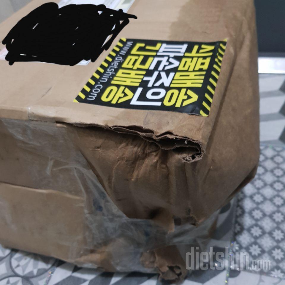 상자가 다 젖어서 흐물거리는 상태로