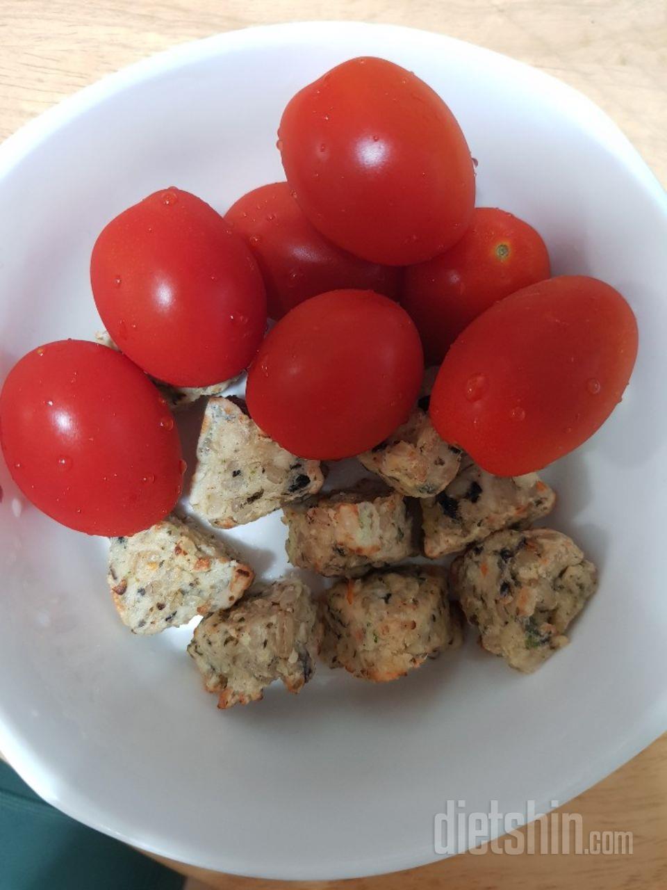 토마토와 현미볼 곁들여 먹으니 맛있어