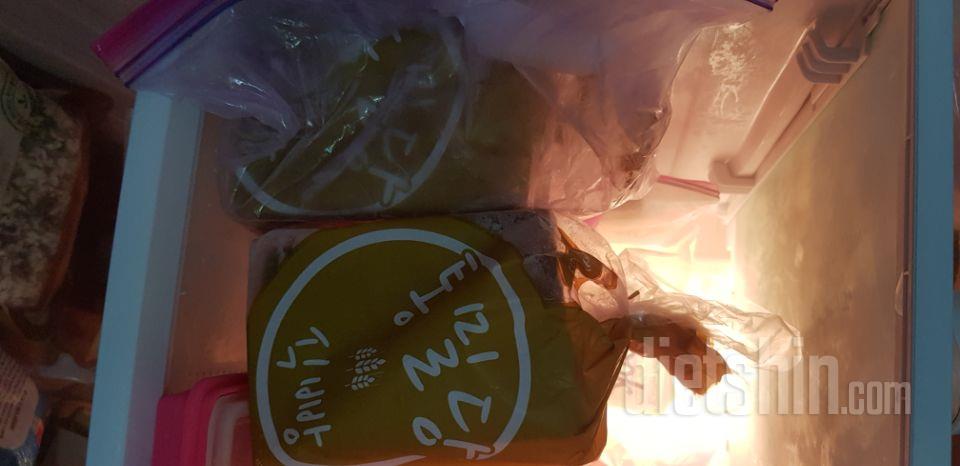 양상추랑 슬라이스햄 넣고 한 쪽 먹으
