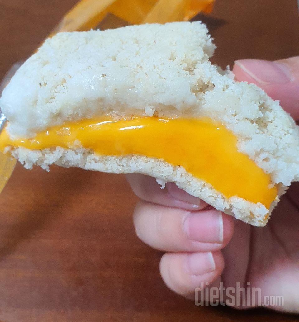 곤약가래떡이 더 맛있어요.
설기는 치