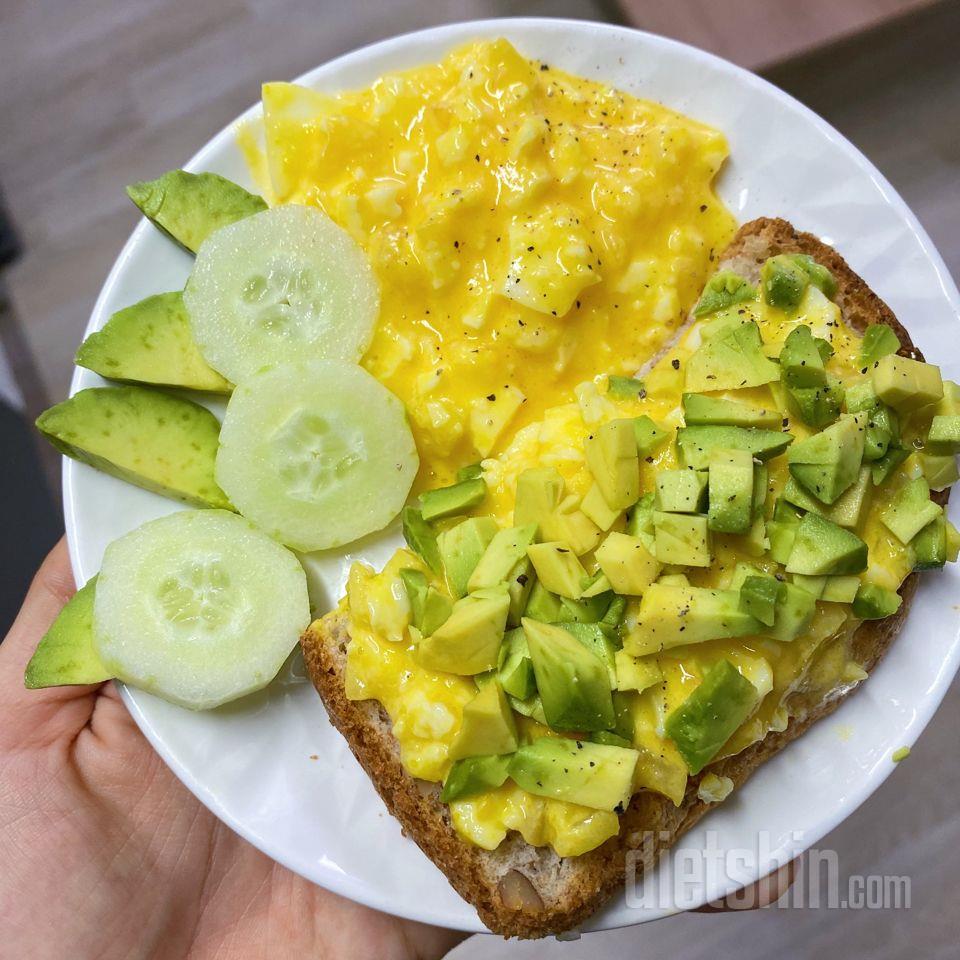 아침 반숙란과🥚 아보카도🥑 호밀빵🖤