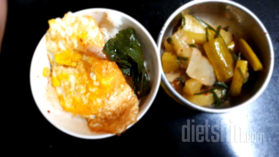 08월 30일( 아침식사 )쌀밥 깻잎장아찌 오이소박이 계란후라이