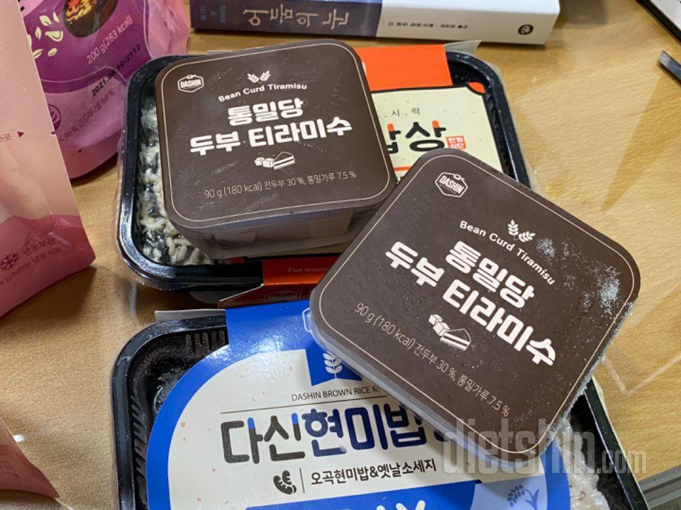 두부티라미슈는 가끔 사먹어서 맛은 보