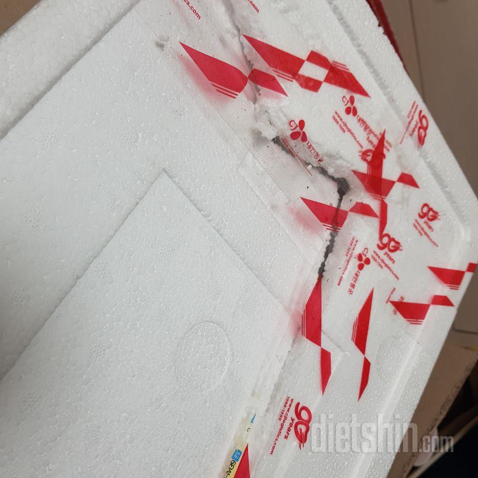 스티로폼 상자가 부서지고 뚫려서 왔어