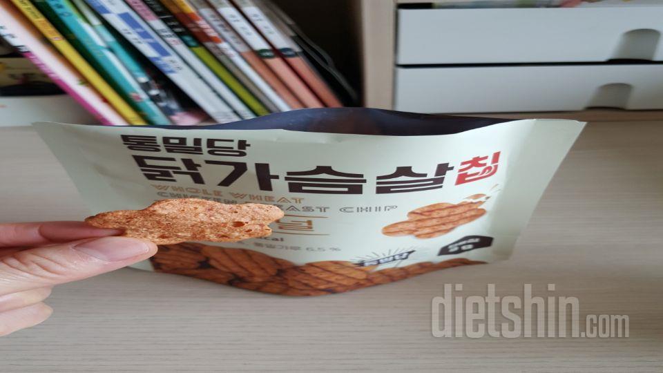 쥐포맛이 나고 닭가슴살이 씹혀요.
참