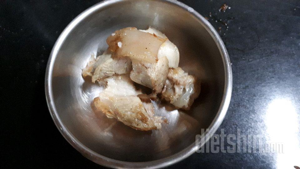 10월 07일( 저녁식사 )돼지고기 쌀밥 깻잎장아찌 김