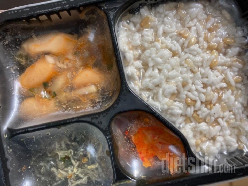 반찬이 다양하네요 
다이어트해도 맛나